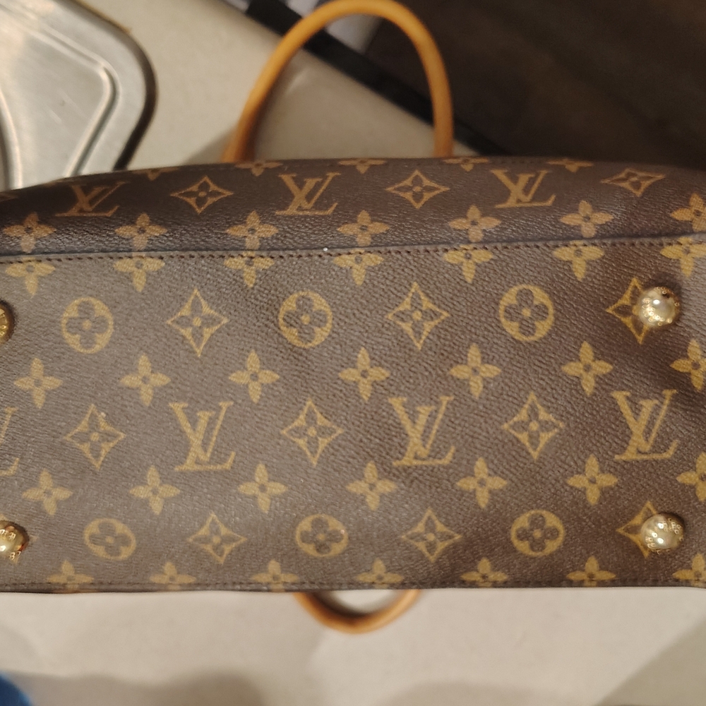 Authentic Louis Vuitton Purse - Picture 5 of 9